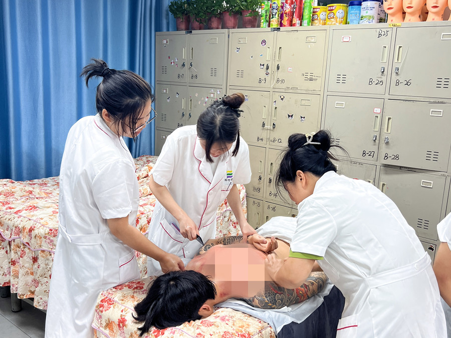 背部刮（sha）痧練習(xí)課堂，南寧健康管理美容