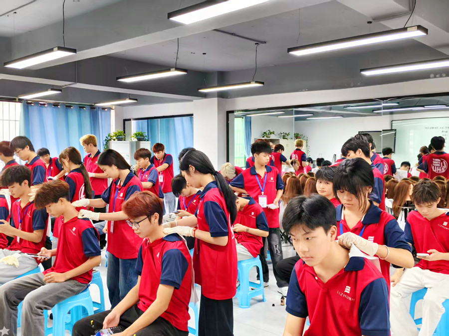 美發(fā)洗護(hù)精油按摩肩頸的好處，廣西洗護(hù)專業(yè)學(xué)校講解