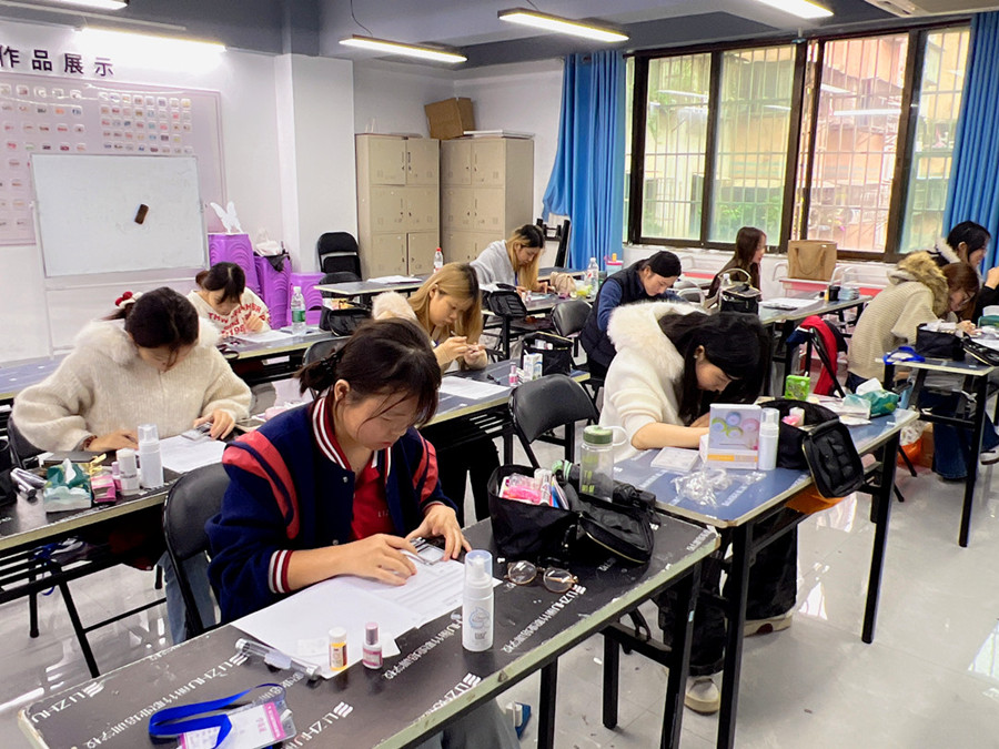 學(xué)美甲零基礎(chǔ)，南寧美甲美睫學(xué)校