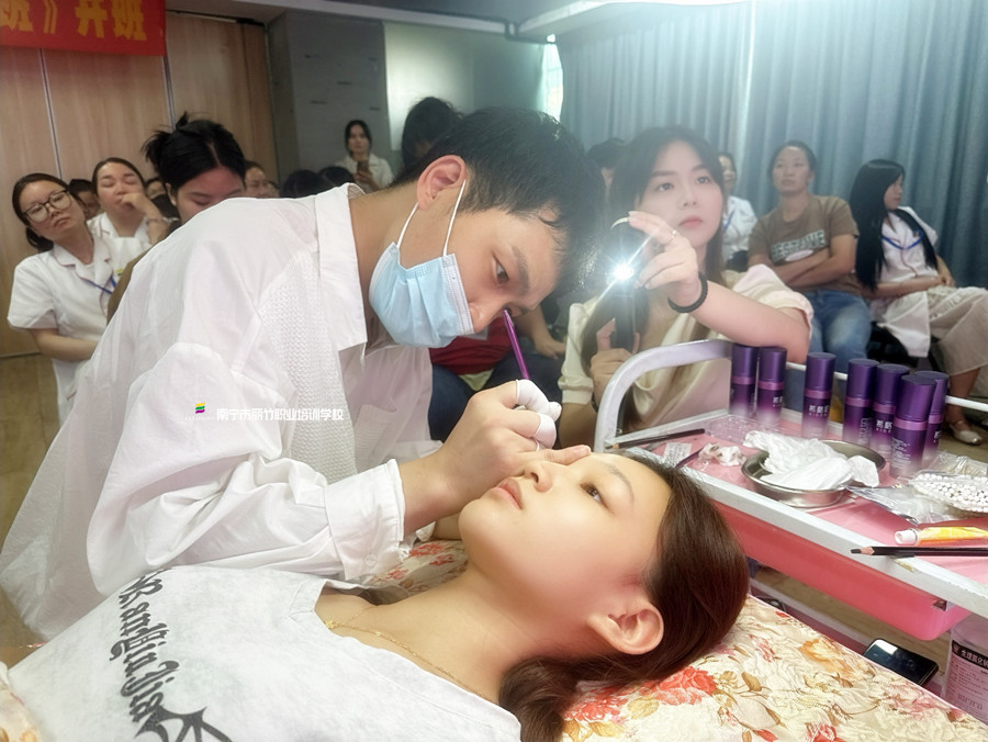 廣西紋繡市場：操作紋繡眉型的方法