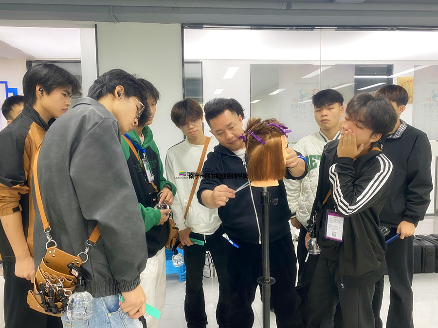 圓形層次修剪，廣西剪發(fā)技術(shù)學(xué)校