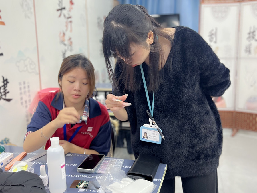 輕奢綠色貓眼美甲，南寧專業(yè)美甲學(xué)校學(xué)員作品