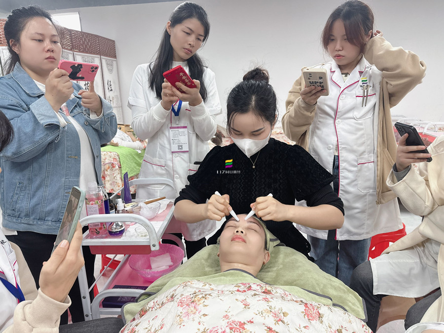 額頭撥筋的注意事項(xiàng)，廣西美容護(hù)膚課件講解