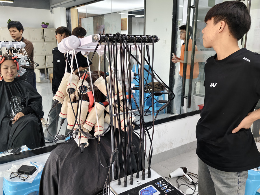 專業(yè)燙發(fā)的前后對(duì)比，南寧美發(fā)燙染實(shí)訓(xùn)課堂