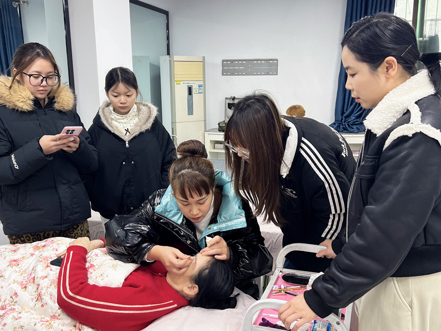 在南寧學(xué)紋繡，解鎖美業(yè)新技能