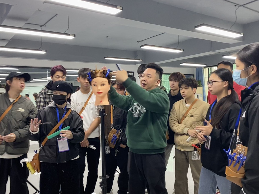 實(shí)拍廣西美發(fā)專業(yè)培訓(xùn)的課堂