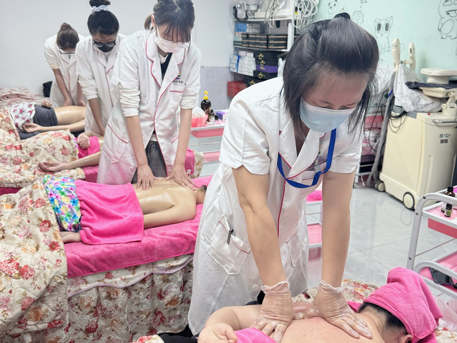 肩胛骨按摩真人實(shí)操，南寧美容培訓(xùn)練習(xí)