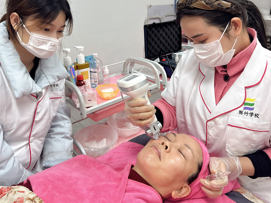 南寧學美容儀器操作：水光真人實操練習