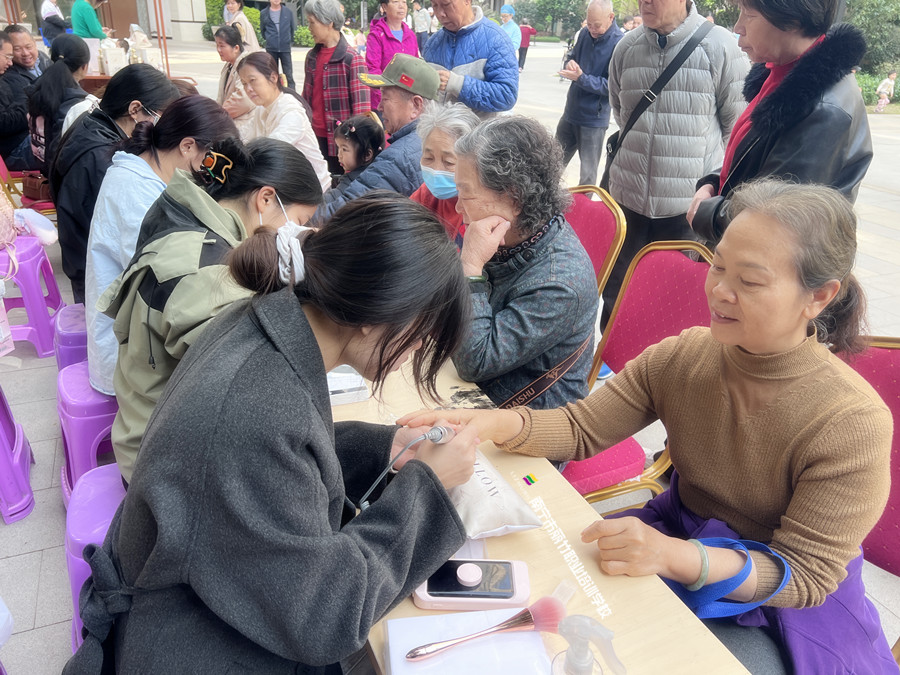 南寧美甲學校公益活動，一場有意義的外出教學