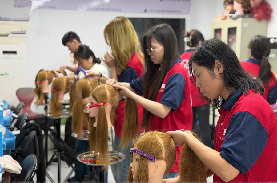 南寧化妝造型學(xué)校頭模發(fā)型基礎(chǔ)訓(xùn)練