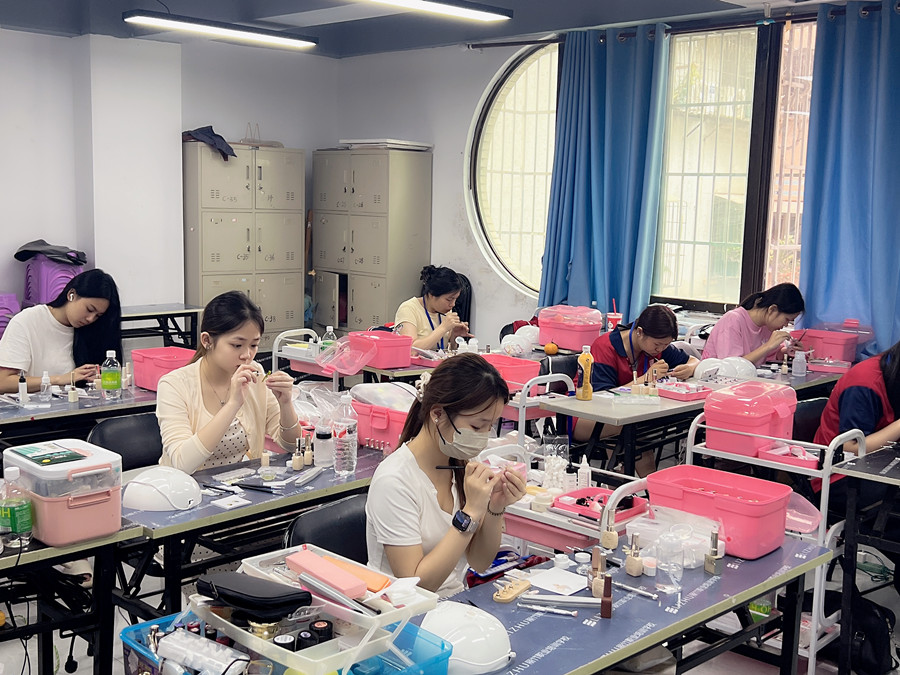 零基礎學美甲，從手忙腳亂到從容下筆